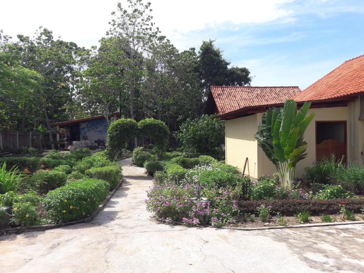 Marind Dive Eco Resort Waha Екстериор снимка